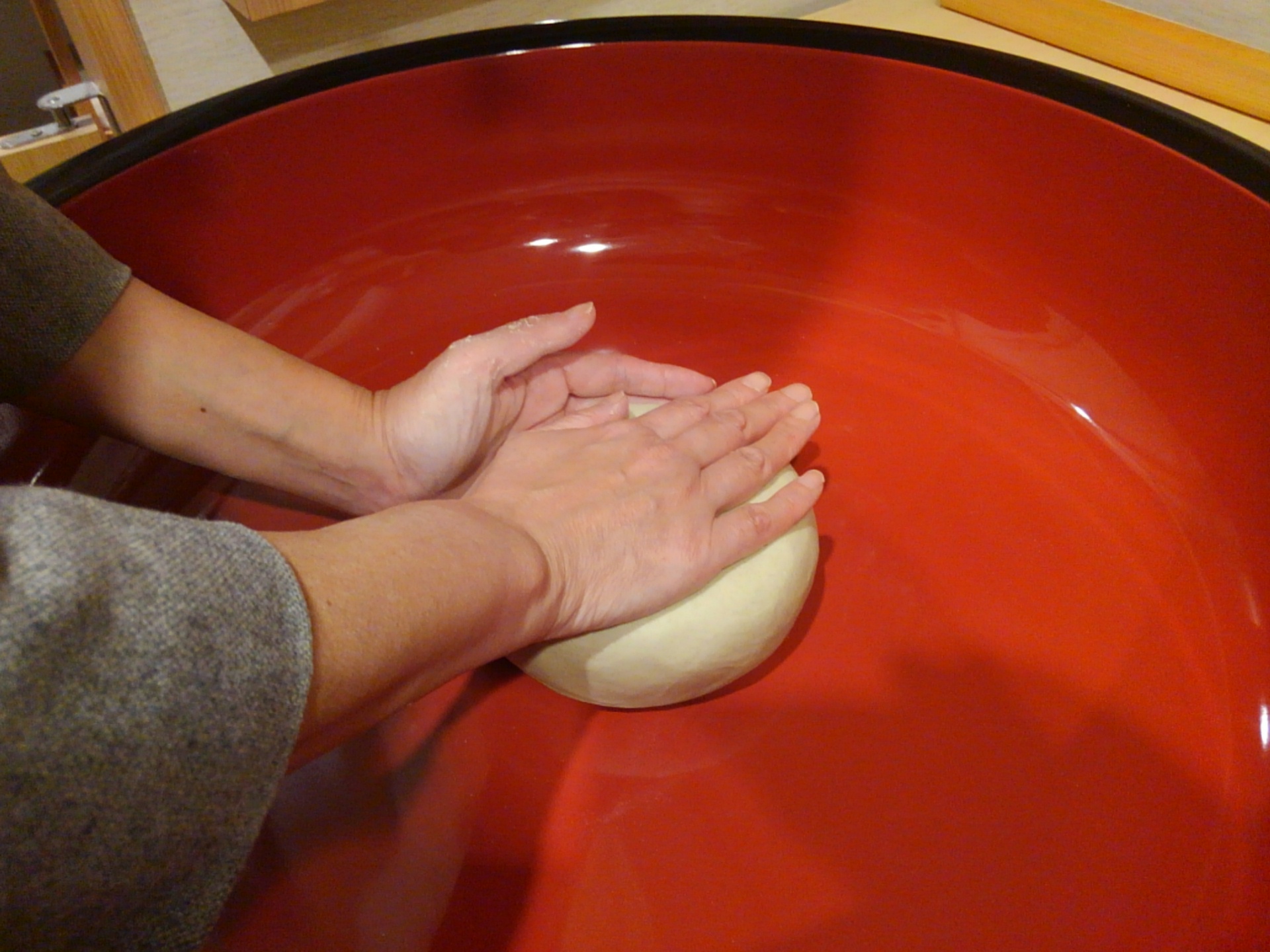 そばを捏ねているところです。