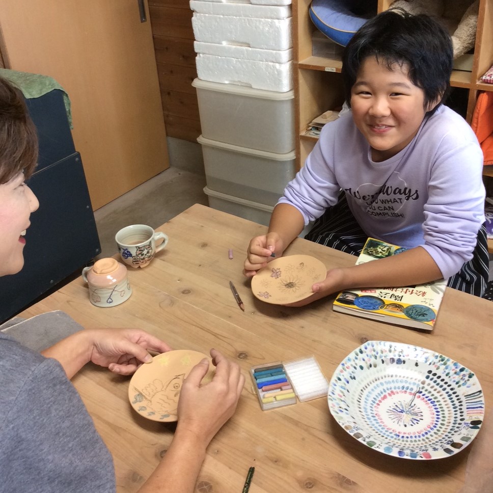 一例です。絵付けはオリジナルの作品に挑戦していただきます。1時間単位の体験となります。水曜日午前午後、土曜日午後は催行しておりません。