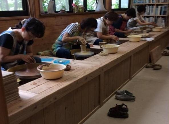 1人に1台、電動ロクロにて、マンツーマン指導させていただきます。