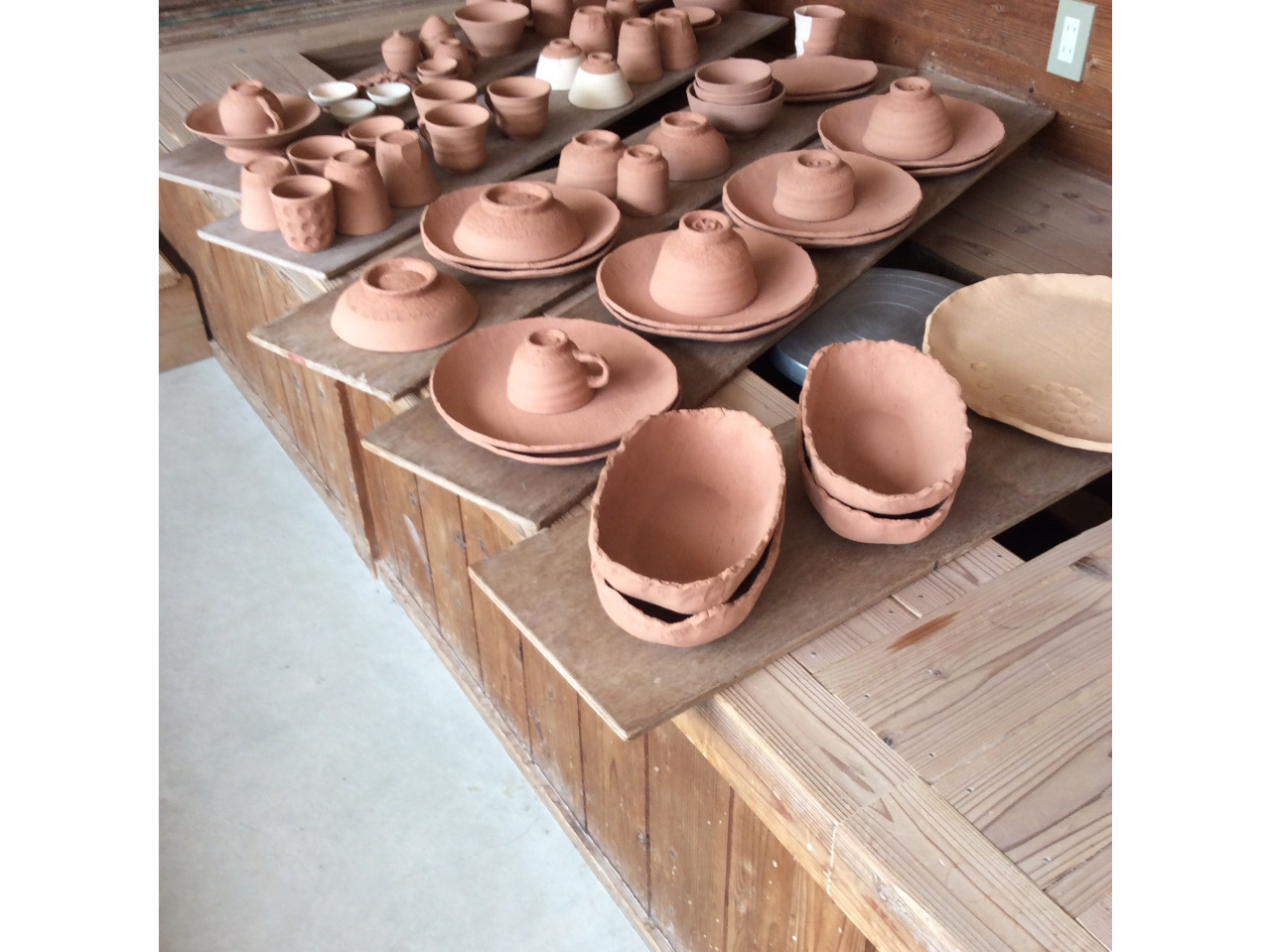 ロクロ体験していただいた作品を素焼きした状態、これにお聞きしたお好みの釉薬をお掛けし、本焼きしてお送りします。