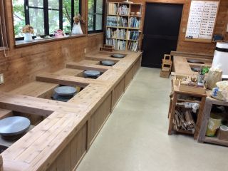 電動ロクロで本格的陶芸と楽しい手びねり、絵付け陶芸を同時に体験できます。