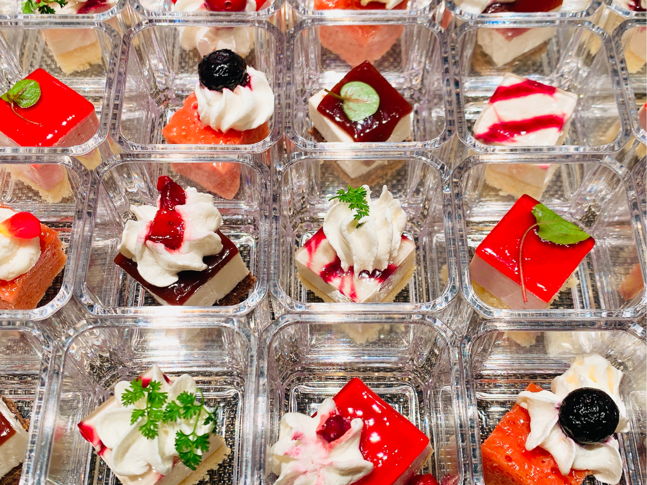 ޖLxȃfU[gA6ނ̋G߂̃ACXAZ\tgN[̓X^bt߃AWVsłǂ