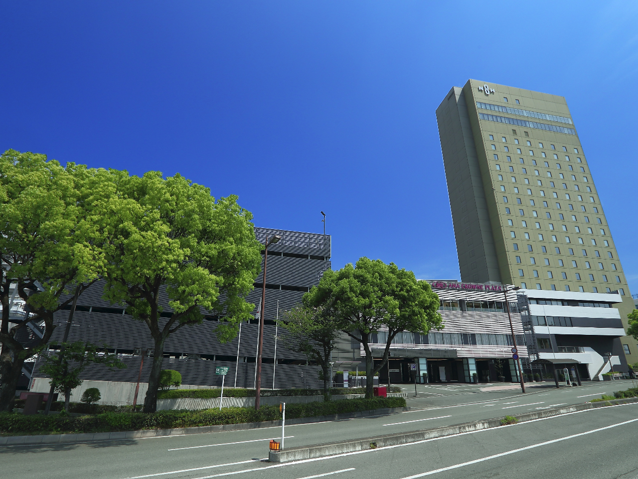 敷地内の立体駐車場は2時間無料(レストラン利用¥3,000以上の場合)