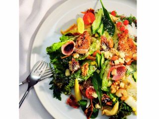 ブッフェボードに並ぶ野菜・お肉料理・ナッツ・フルーツなどを盛り付ければ、栄養たっぷり【パワーサラダ】のできあがり