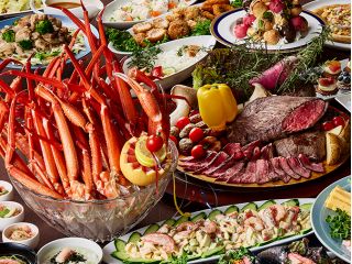 例年好評の「蟹&ローストビーフ」食べ放題! バリエーション豊かな肉料理やカレー、 季節ごとに変わる人気のデザートまで楽しめる贅沢ディナーブッフェ。