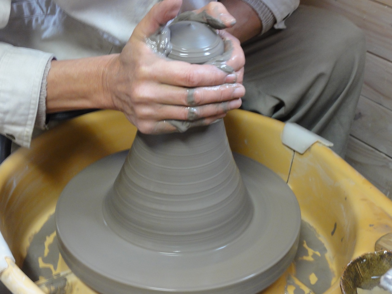 電動ろくろ上での粘土の芯だし作業