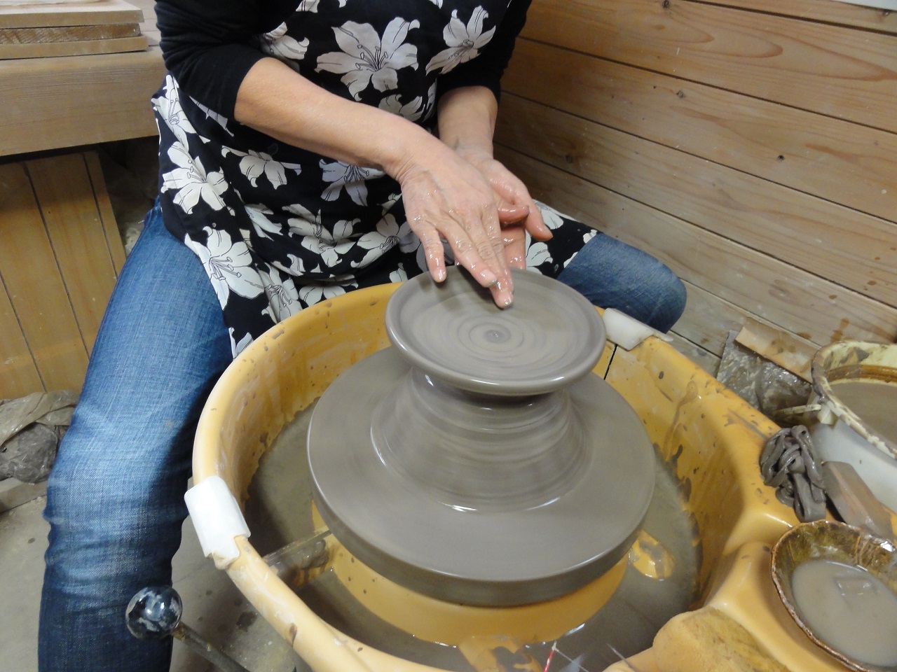 電動ろくろによる皿の制作