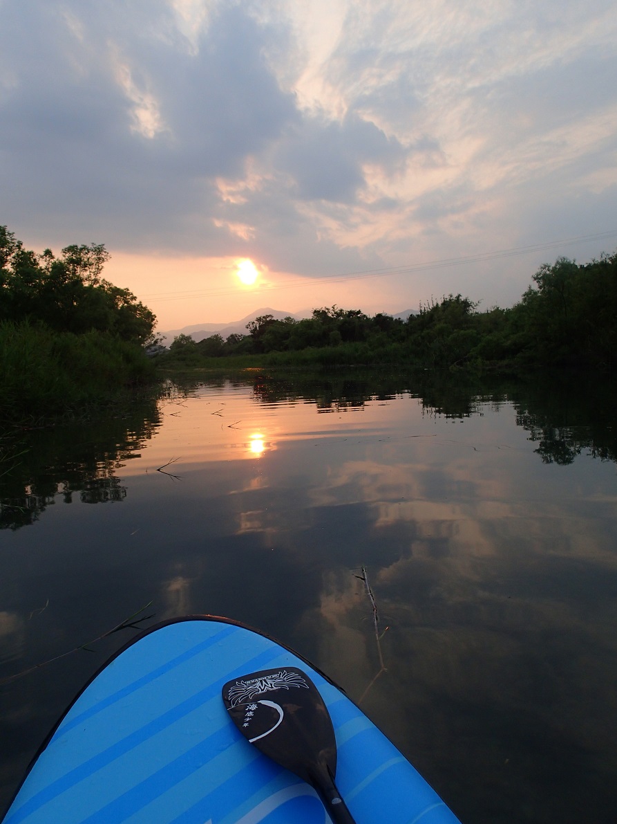 【サンセットSUPクルージング】沈む夕陽と水面にうつる光☆癒しを求める方に最高の...