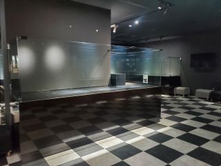 1階ガラスケース。壁全面にケースがあるのでお好きなところでお撮り下さい。