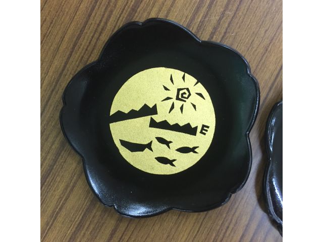 【金箔貼体験見本】
簡単な作業で金箔をお皿に!※写真はイメージです。