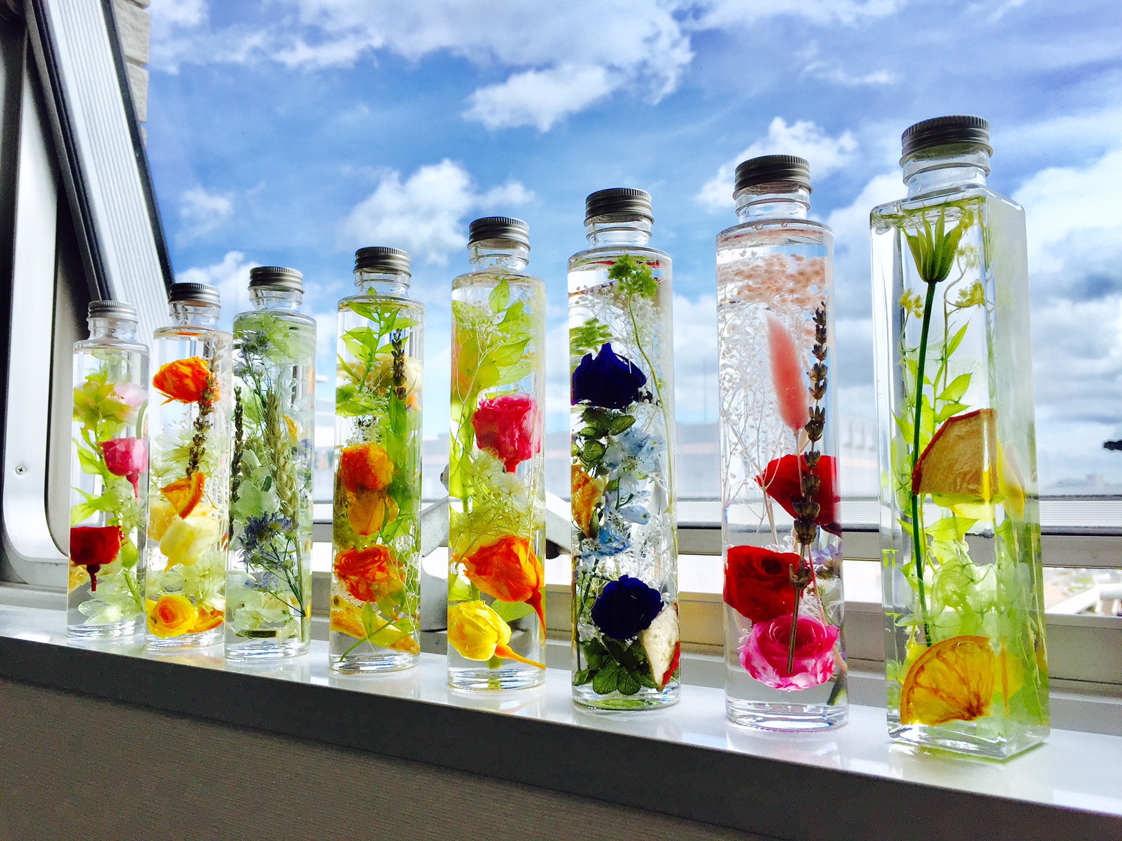 お好みのハーバリウムとなるように沢山の花材やガラスボトルをご用意しています♪角瓶、丸瓶、六角瓶などお好きなものをお選びいただけます!