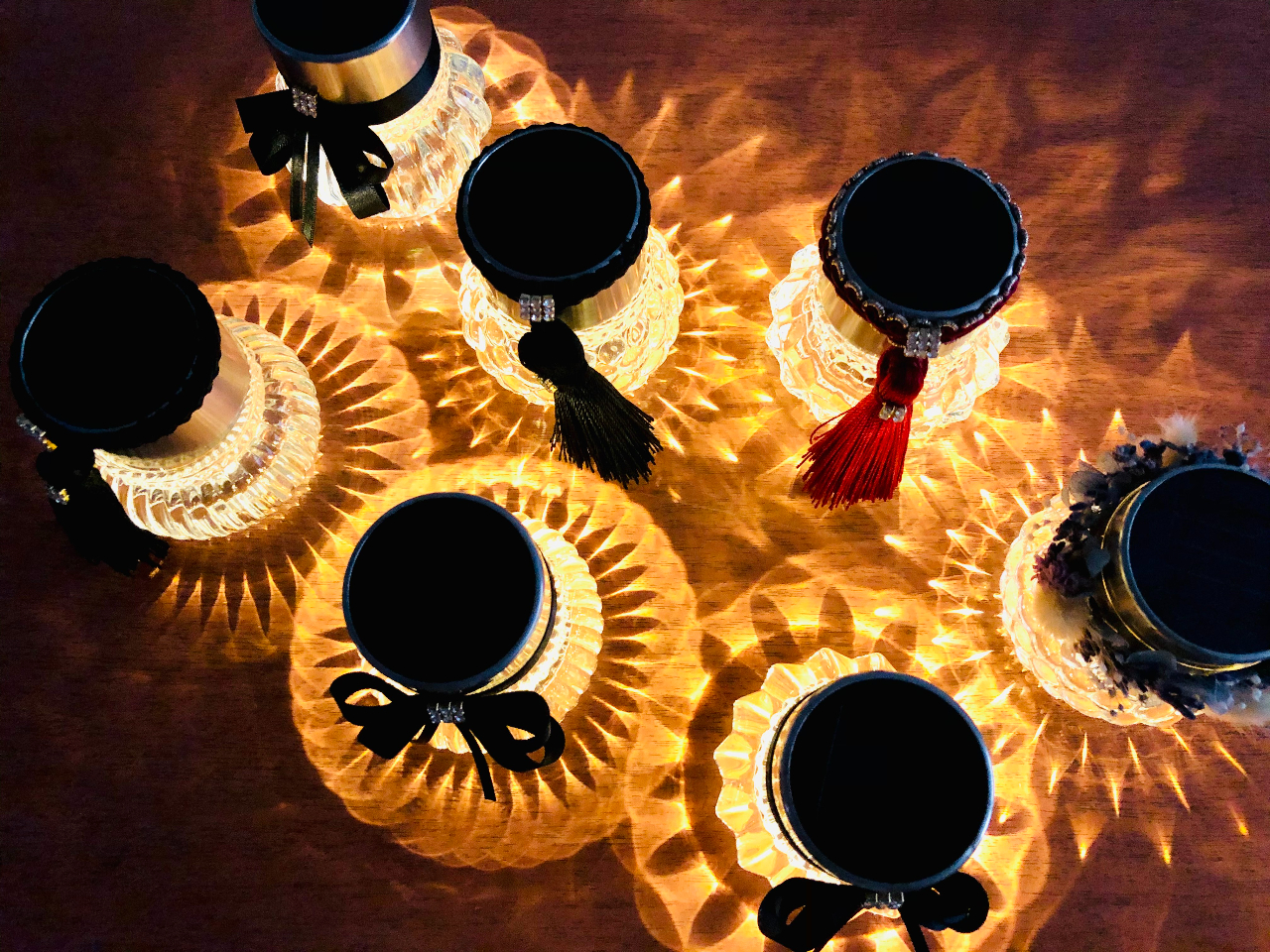 暗くなると点灯、明るくなると消灯するソーラーライトです☆