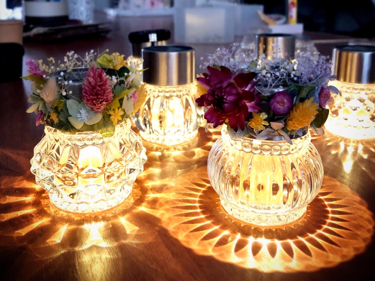 オプション料金550円でドライフラワーたっぷりの可愛い飾りが作れます♪お花選びも楽しいひと時!