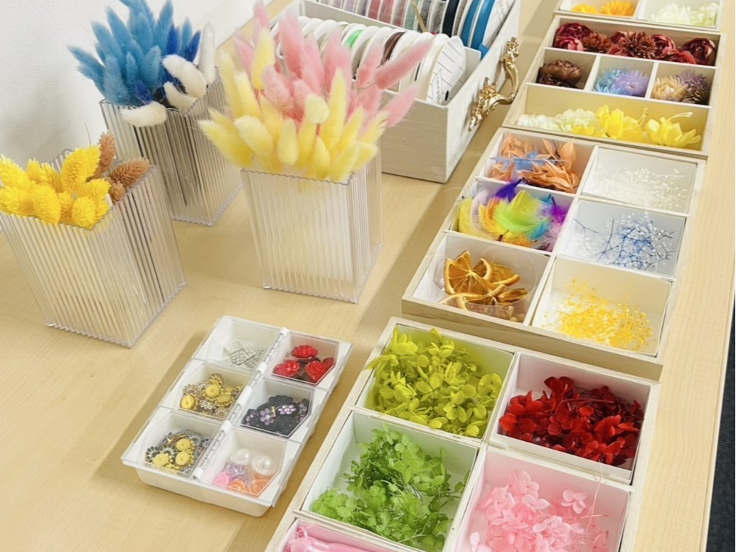 かわいい資材も豊富♪季節によって入れ替えもしますので四季折々の作品もお作りいただけますよ。