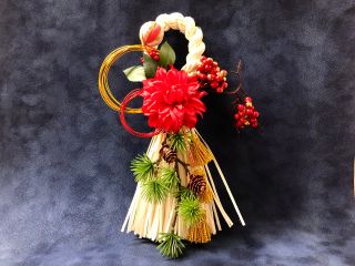 人気のタッセル型しめ縄飾り♪お花やオーナメントを選べます。清々しく新年を迎える白のしめ縄をご用意しています。