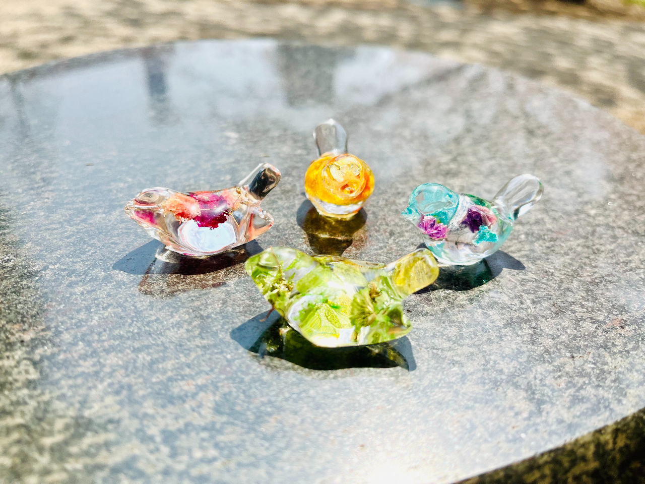 ドライフラワー等の資材は常時豊富に準備しています♪お気に入りの資材とカラーでお作りください!