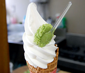 わさびの里名物のソフトクリームです。甘さと辛さが絶妙にマッチ♪
