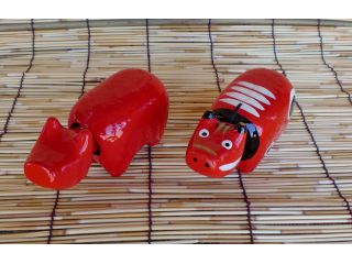 赤いべこに顔や模様を描いてみよう