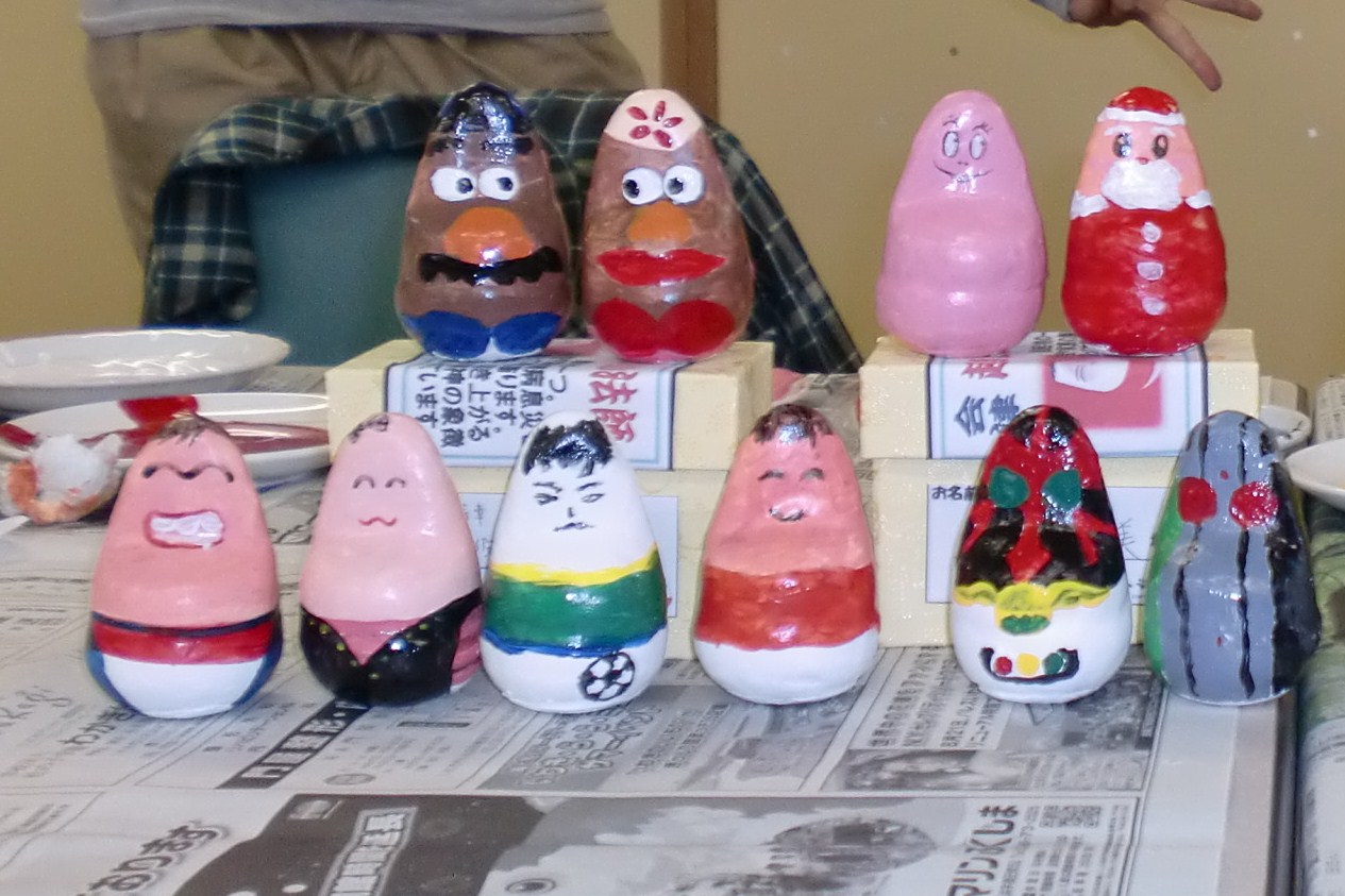 形を生かして、思い思いの起上り小法師を作ってください