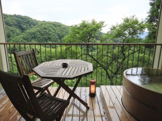 山の稜線を眺めながら露天風呂で癒されるひとときを。