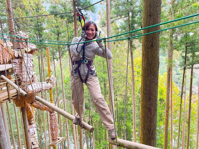 不安定なアスレチックを渡っていきます。ハーネスをつけているから安心して渡れます。