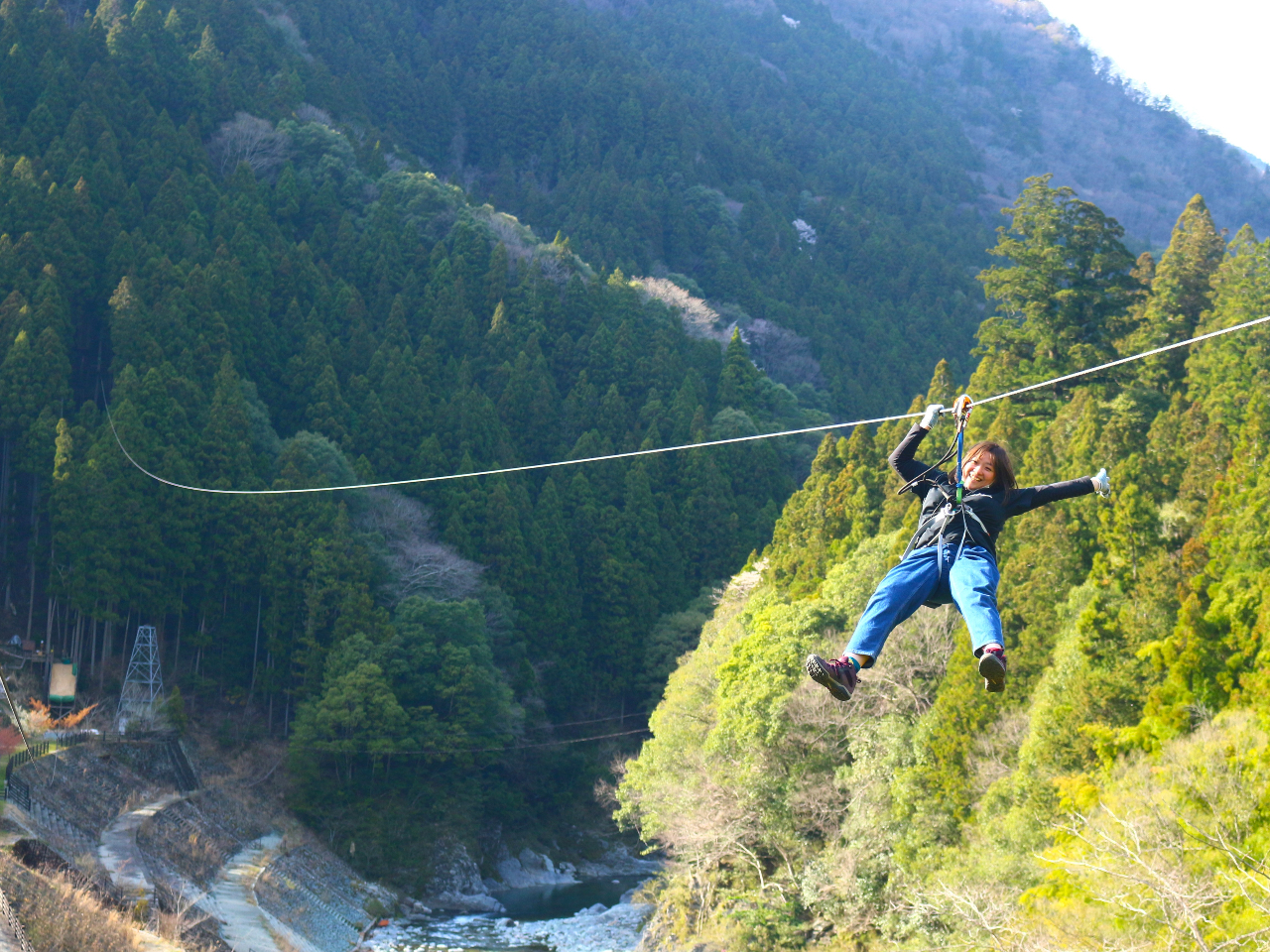全長720m高さ50mの大迫力のロングジップはスピード・爽快感・スリル共に文句なし!