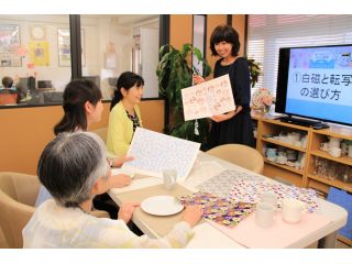 はじめてでも、おひとりのご参加でもご安心下さい。明るく開放的な室内、日本ヴォーグ社インストラクター以外にも数名の女性スタッフが常駐しています。