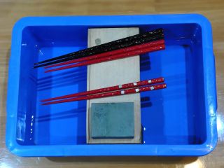 塗料を塗り重ねて隠れた模様を砥石で研ぎ出します。