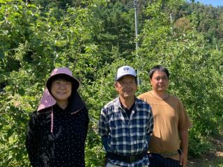 「浅野農園」は三代受け継ぐりんご園です。北アルプスの麓で、澄んだ空気と清らかな水といった自然の恵みを最大限に生かして育てた美味しいりんごやお米を販売しています。