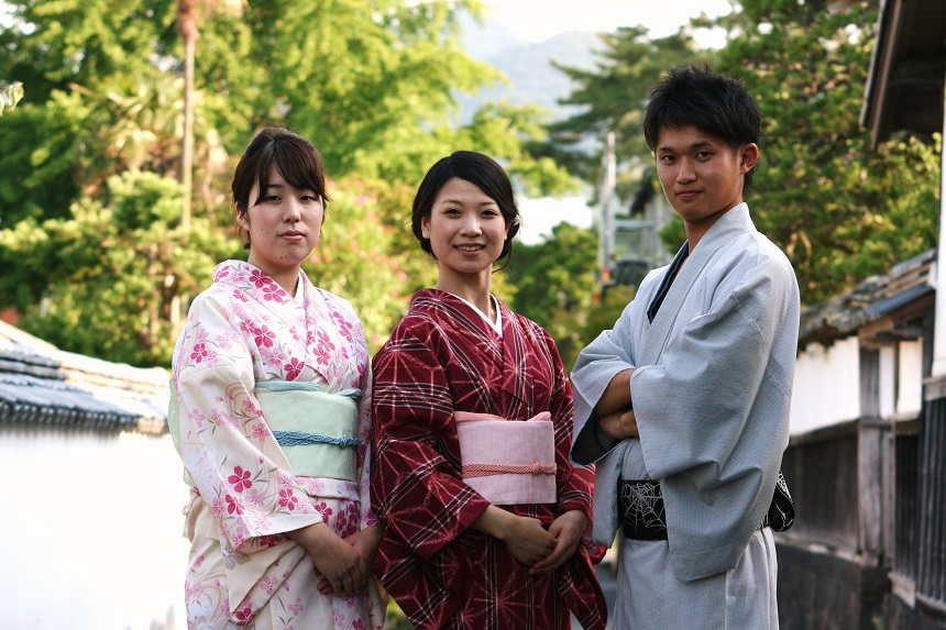 お着物に着替えて、お店を1歩出ると、そこは世界遺産の萩城城下町です。移動なしにフォトジェニックな景色が広がります♪