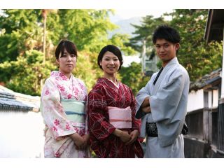 お着物に着替えて、お店を1歩出ると、そこは世界遺産の萩城城下町です。移動なしにフォトジェニックな景色が広がります♪