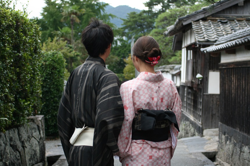 二組に一組は男女カップルのお客さま。いつもと違う装い。でも変わらぬ思い。