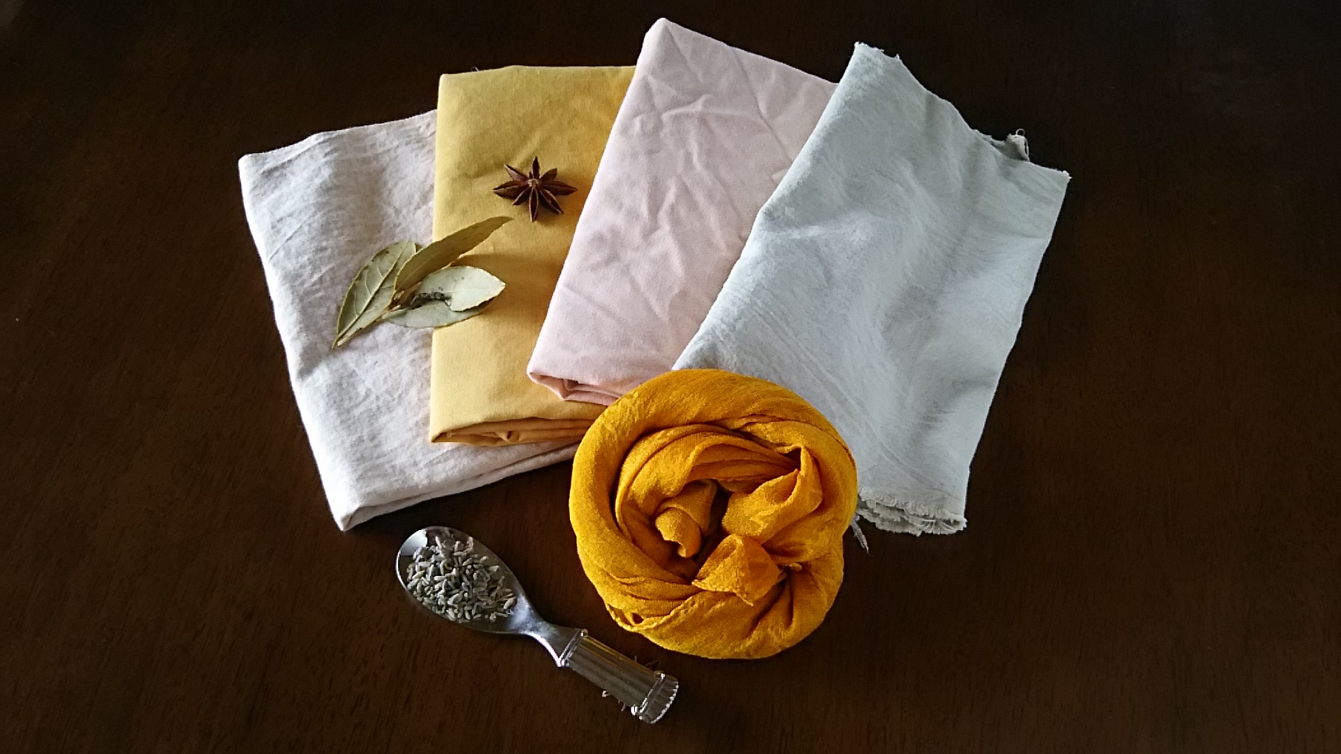 身近なハーブやスパイスを使ったハーブ染め体験♪