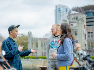集合場所の平和公園から出発し、市内郊外を巡ります。