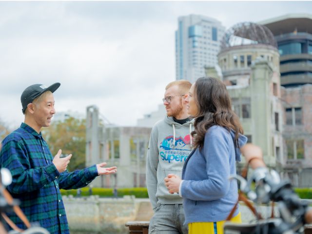 集合場所の平和公園から出発し、市内郊外を巡ります。