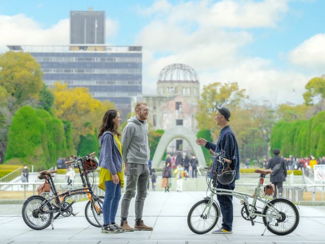 広島の街に残る被ばく遺産や平和への復興ストーリーを巡るサイクリングガイドツアーです。