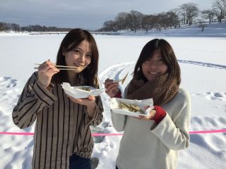 釣れたワカサギは湖の上で唐揚げにします