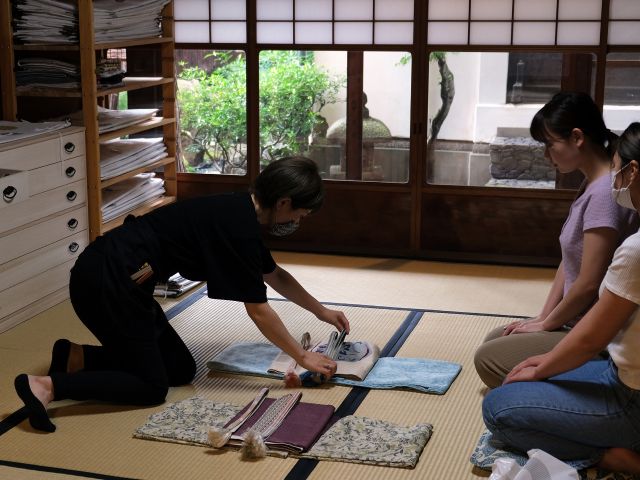 UmeSakuraでは着物は全て一枚ずつたとう紙に包んだ状態で桐箪笥からお出しするスタイルで、まるで呉服屋さんに着物を揃えに来たかのような贅沢な時間でおもてなし