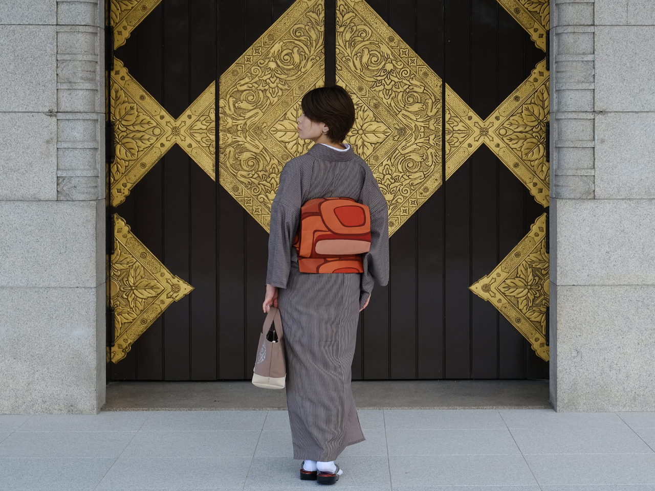 帯はお太鼓結びが標準仕様、帯締め創作家の店主がデザインした高級帯締めを惜しげもなく合わせる事によりモダンな着物も古典柄着物も上品にコーディネートします