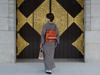 帯はお太鼓結びが標準仕様、帯締め創作家の店主がデザインした高級帯締めを惜しげもなく合わせる事によりモダンな着物も古典柄着物も上品にコーディネートします