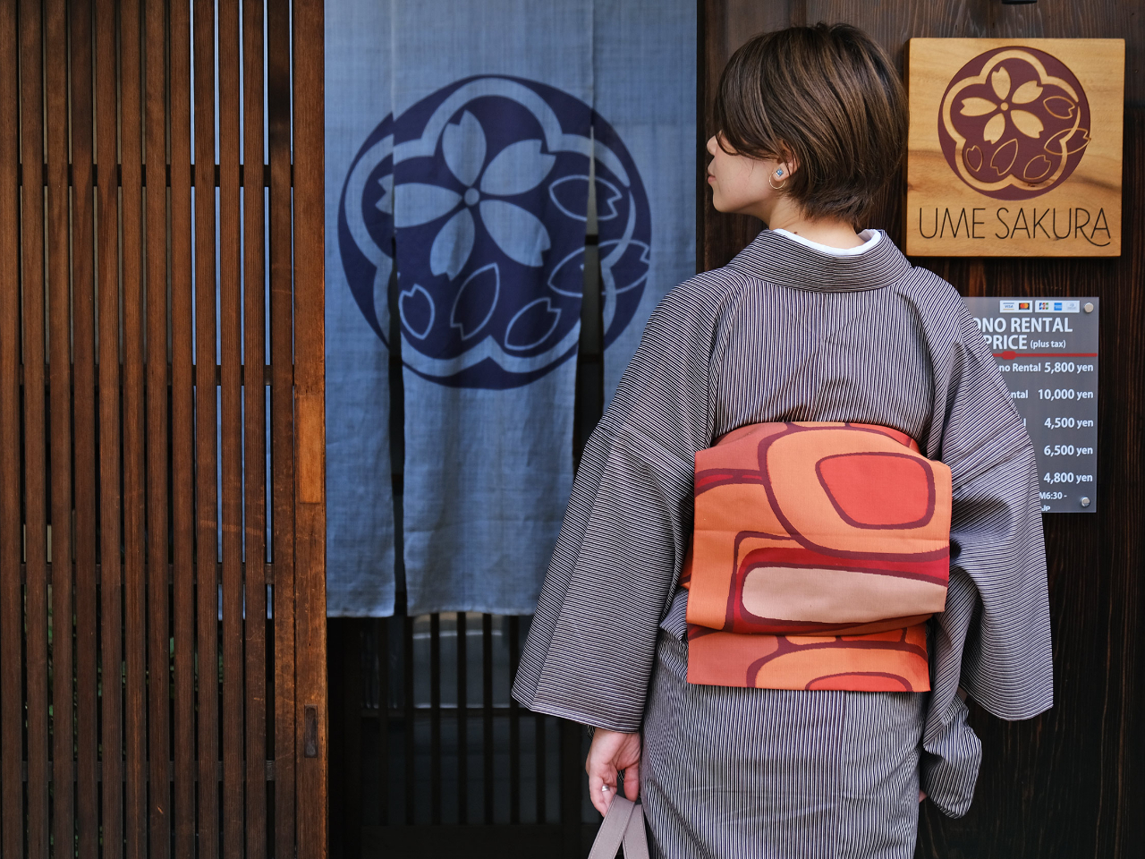 落ち着いた上品な着物が似合う京都の街並みに佇む築100年の京町家の店舗は他では味わう事の出来ない京都らしいゆったりとした空気感と贅沢な時間を楽しんで頂けます