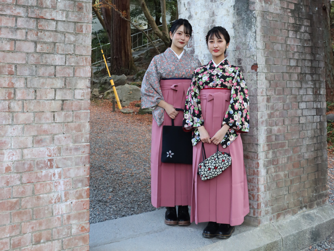 レトロスタイルの袴レンタルは帽子を合わせたりブーツを合わせたり洋服感覚でのコーデも楽しめます