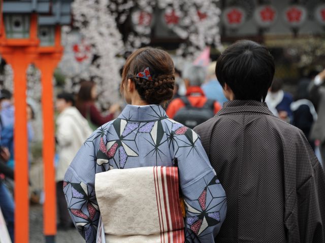 カップルで楽しむ京都旅行に上品な正統派レンタル着物で観光散策がオススメです
