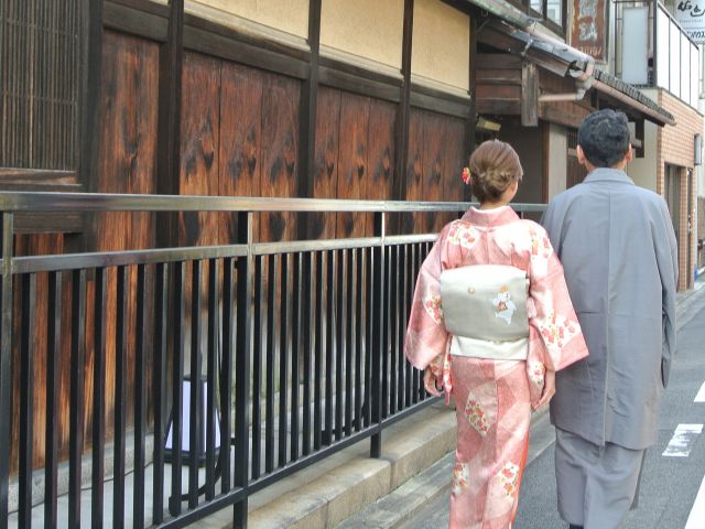 京町家が並ぶ古い京都の街並みも二人で着物で歩くと全てが映えスポットに