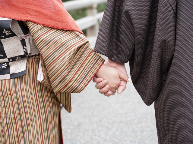 落ち着いた年齢のご夫婦やカップルにも上品で落ち着いた着物が揃う正統派着物レンタルカップルプランが最適です