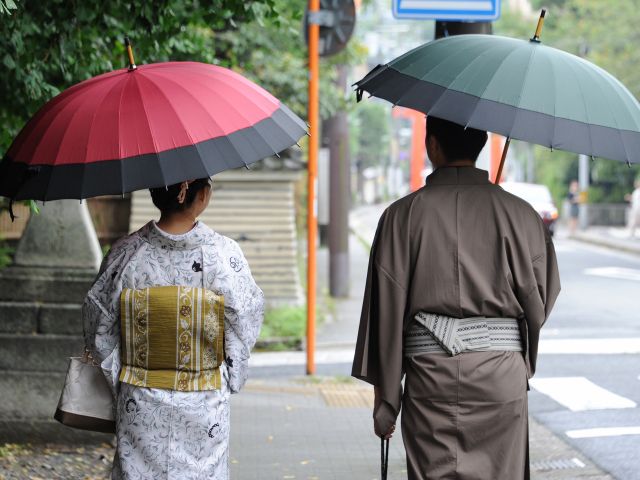 雨の着物デートもまた風情