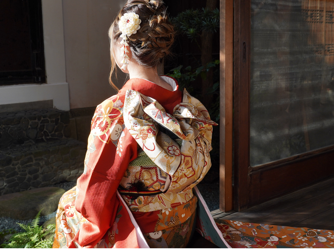 風情たっぷりの蔵のある庭と縁側で古典柄の振袖を着て最高の思い出を演出