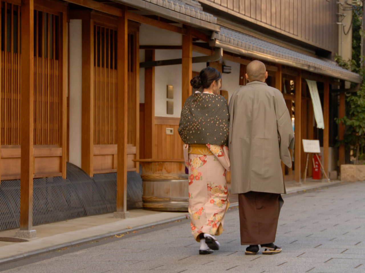 京都の素敵な街並みにも溶け込む落ち着いた着物がお二人の思い出に