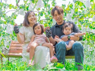 美味しいぶどうをお口いっぱいにほおばりながら、青空の下で思いっきり遊ぼう♪