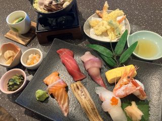 大ネタ握り寿司とだんご汁、天ぷら盛り合わせ